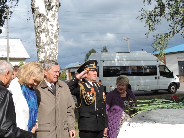 В Клинцах состоялось возложение цветов к городским воинским мемориалам и памятникам