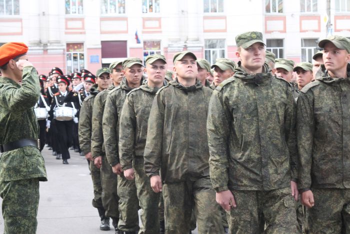 В Клинцах прошел праздничный парад с участием военной техники