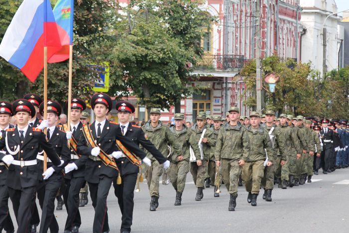 В Клинцах прошел праздничный парад с участием военной техники
