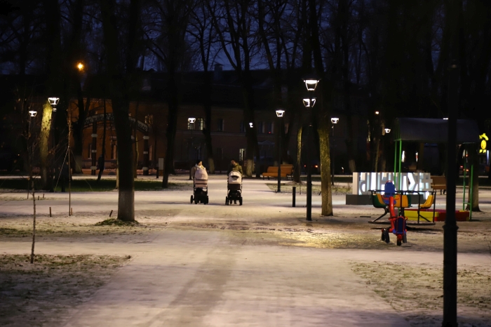 В Клинцах в городском парке им. В.В. Воровского включили уличное освещение и подсветку