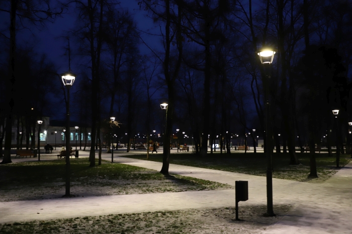 В Клинцах в городском парке им. В.В. Воровского включили уличное освещение и подсветку