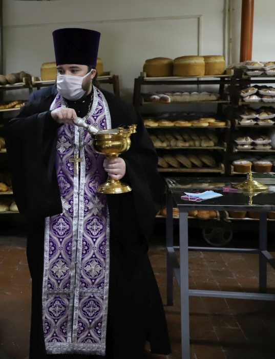 Первые освященные пасхальные куличи отправились на прилавки магазинов Клинцов