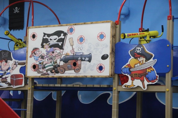 Мишка Тедди встречает гостей на новой игровой детской площадке «Пиратский остров» в ТРЦ «Московский»