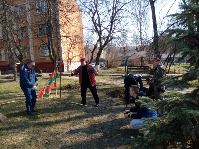 В Клинцах ветераны-пограничники провели субботник на месте установки будущего памятника