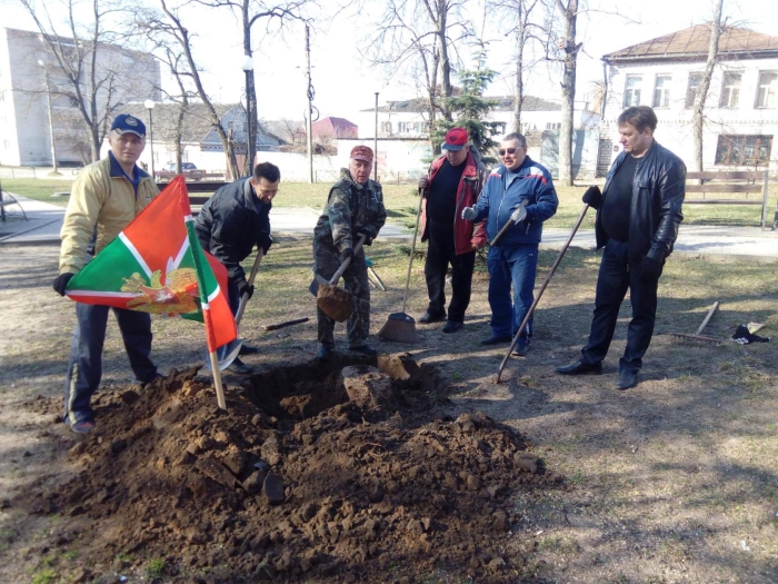 В Клинцах ветераны-пограничники провели субботник на месте установки будущего памятника