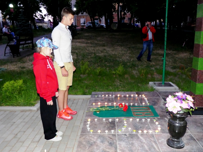 В Клинцах у мемориала пограничникам всех поколений прошла встреча-реквием «Свеча памяти»