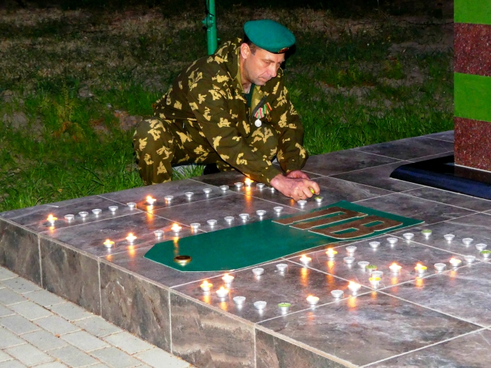 В Клинцах у мемориала пограничникам всех поколений прошла встреча-реквием «Свеча памяти»