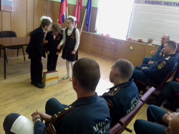 Юные пожарные и кадеты поздравили пожарных-спасателей ПСЧ 10 г.Клинцы с Днем пожарной охраны