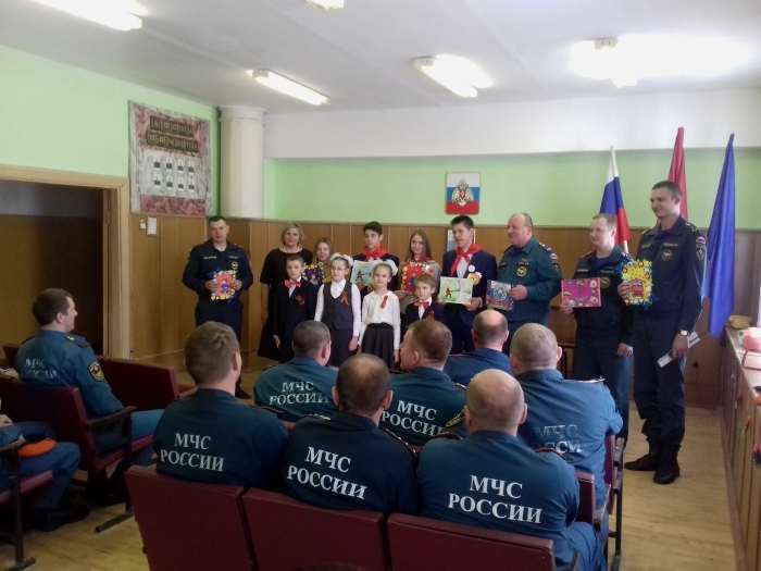 Юные пожарные и кадеты поздравили пожарных-спасателей ПСЧ 10 г.Клинцы с Днем пожарной охраны