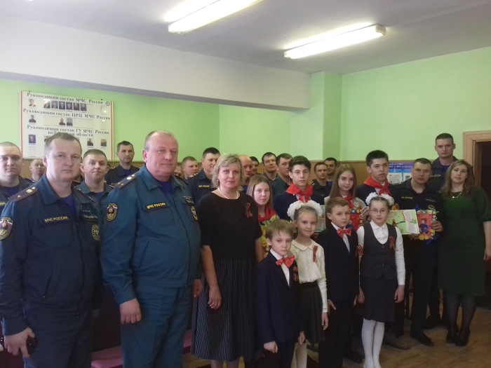 Юные пожарные и кадеты поздравили пожарных-спасателей ПСЧ 10 г.Клинцы с Днем пожарной охраны