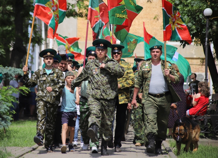 В Клинцах проходят праздничные мероприятия, посвященные Дню пограничника