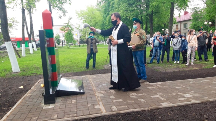 В Унече открыли памятный знак «Пограничникам всех поколений»
