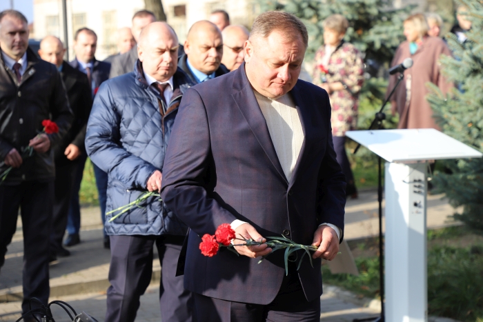 В Клинцах около памятника «Пограничникам всех поколений» заложили «Аллею памяти»