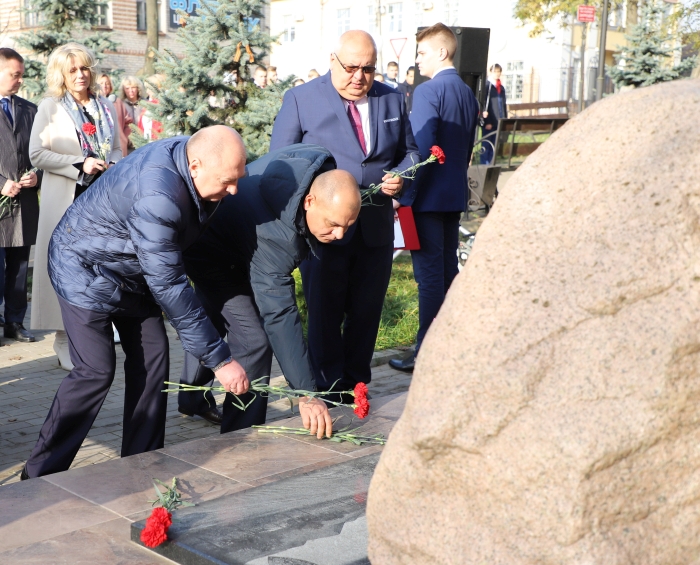 В Клинцах около памятника «Пограничникам всех поколений» заложили «Аллею памяти»