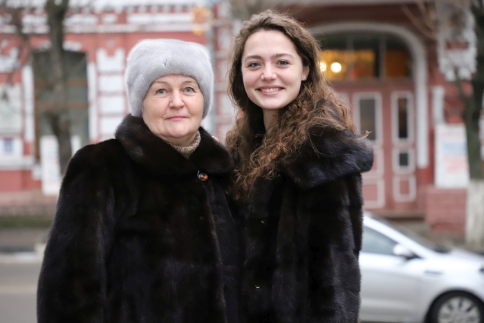 Новогодняя прогулка по Клинцам с актрисой Ангелиной Поплавской