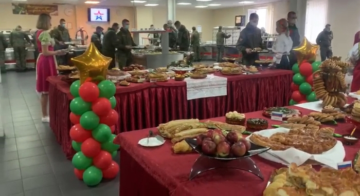 Говядиной по-кремлевски, данниками, расстегаями и другими блюдами военные повара ЗВО поздравили сослуживцев