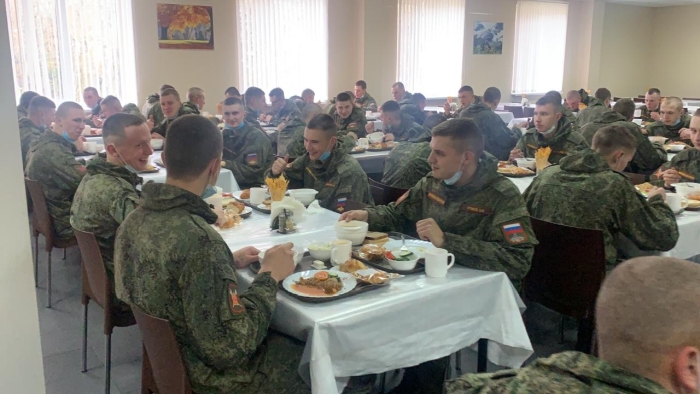 Говядиной по-кремлевски, данниками, расстегаями и другими блюдами военные повара ЗВО поздравили сослуживцев