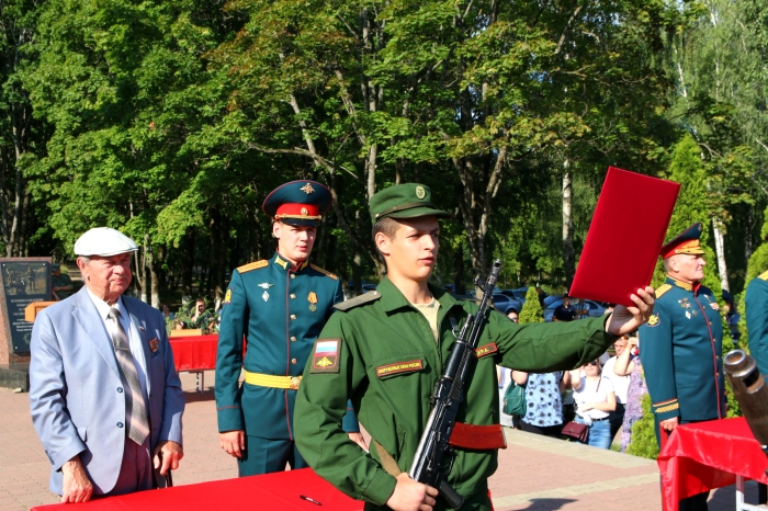 Герой России Александр Панфилов напутствовал военнослужащих на церемонии принятия присяги в Клинцах