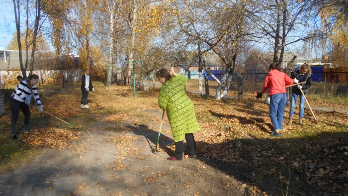 Волонтеры провели уборку на территории социального приюта для детей и подростков Клинцовского района