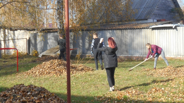 Волонтеры провели уборку на территории социального приюта для детей и подростков Клинцовского района