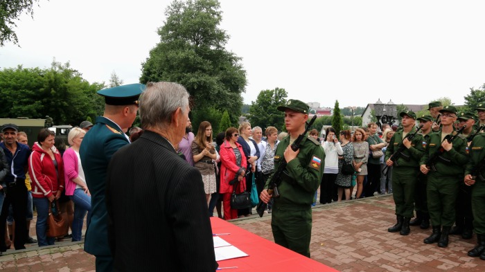 В Клинцах состоялась торжественная церемония принятия военной присяги военнослужащими срочной службы