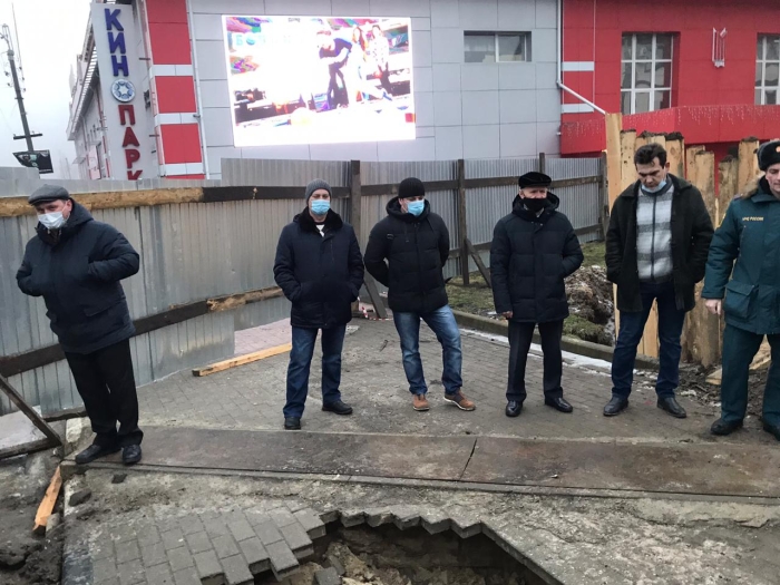 В Клинцах состоялось выездное заседание КЧС и ОПБ по устранению провала грунта на пешеходной дорожке по ул. Октябрьской