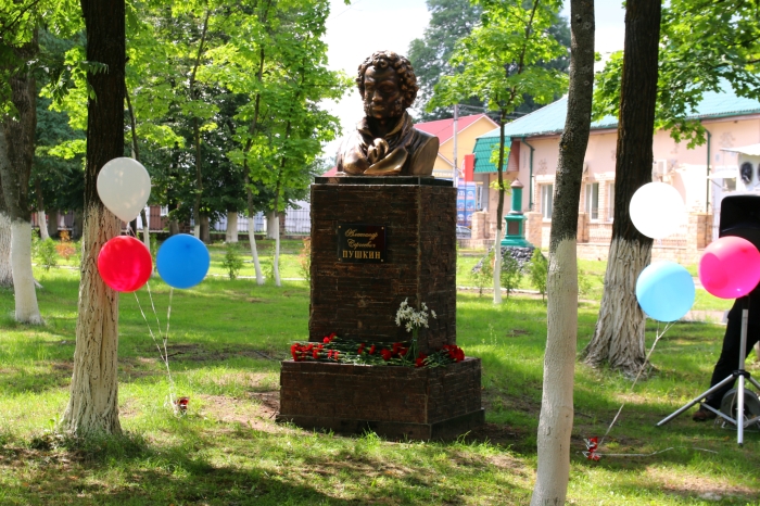 В Клинцах открыли обновленные бюсты А.С. Пушкина и В.В. Воровского
