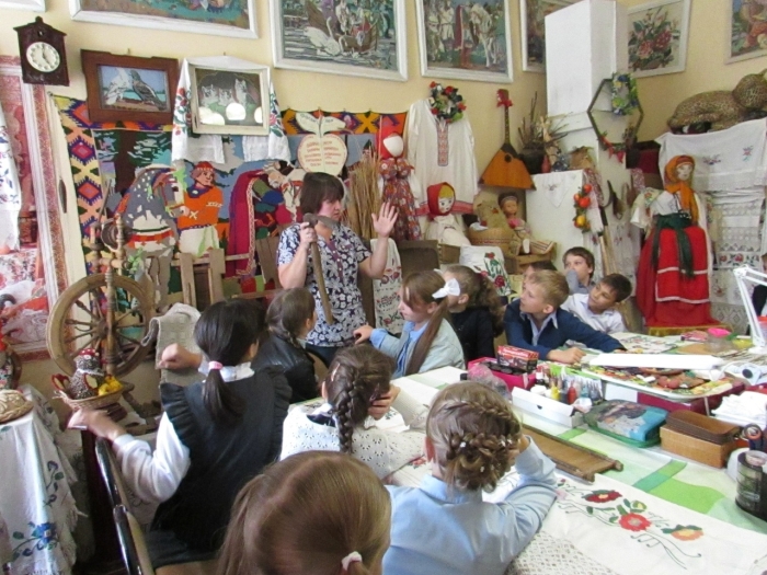 В Клинцах школьники ознакомились с экспозицией «Комната музея крестьянского быта»