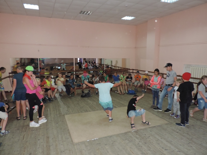 В Клинцах состоялась спортивно-танцевальная программа «Друг, вливайся в круг!»