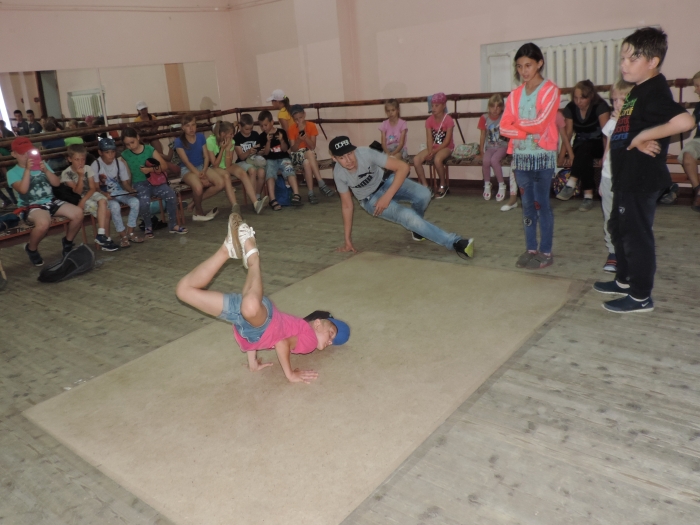 В Клинцах состоялась спортивно-танцевальная программа «Друг, вливайся в круг!»