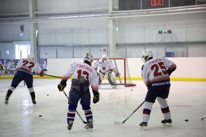 В Клинцах начался Международный турнир по хоккею памяти Олега Сехина 