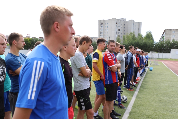 В Клинцах проходит XIX международный турнир по футболу, посвященный памяти Героя России Валерия Шкурного