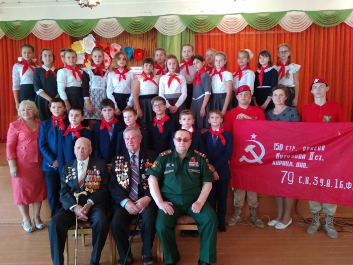 В Клинцах прошла торжественная линейка «Нашим городом можно гордиться»
