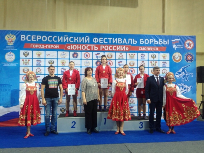 Клинцовские самбистки успешно выступили во всероссийском фестивале борьбы «Юность России»