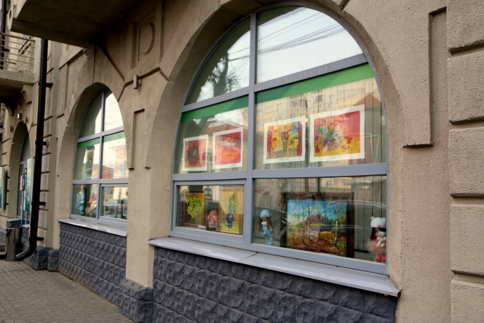 В витражах бывшей клинцовской ратуши открылась выставка «Радость творчества»