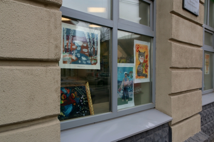 В витражах бывшей клинцовской ратуши открылась выставка «Радость творчества»