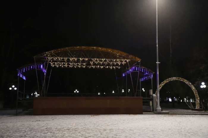 В Клинцах к Новому году украсили городскую сцену