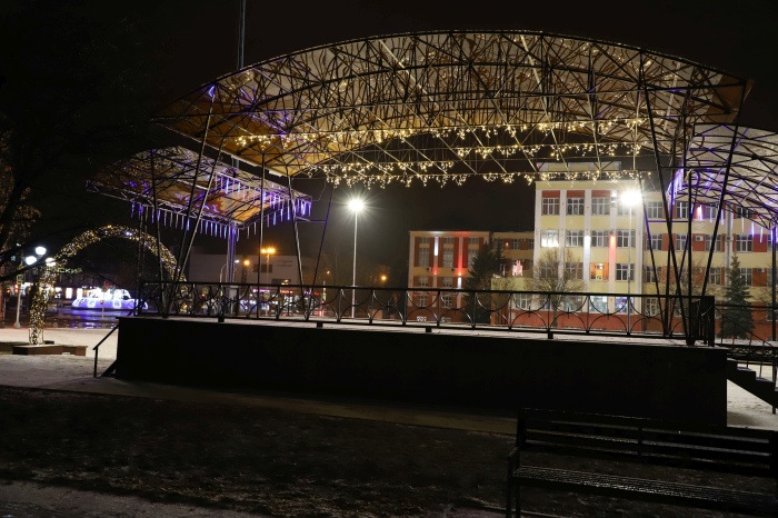 В Клинцах к Новому году украсили городскую сцену