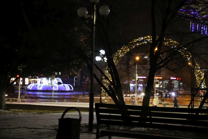 В Клинцах к Новому году украсили городскую сцену