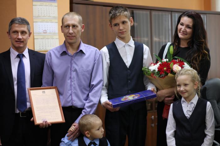 В городе Клинцы многодетной семье выдали сертификат на жилье