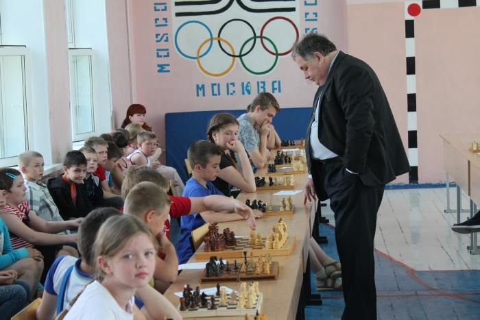 2 июня 2016 года, международный мастер FIDE,  С.Г. Афанасьев провел сеанс одновременной игры для любителей шахмат в г. Клинцы