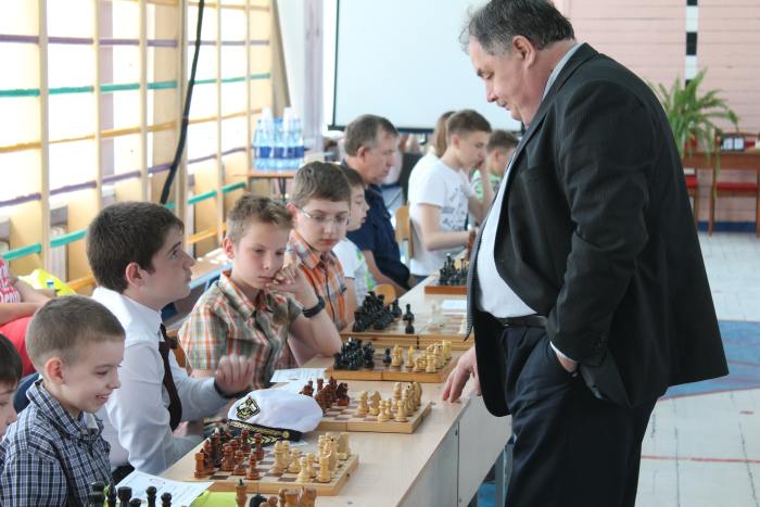 2 июня 2016 года, международный мастер FIDE,  С.Г. Афанасьев провел сеанс одновременной игры для любителей шахмат в г. Клинцы