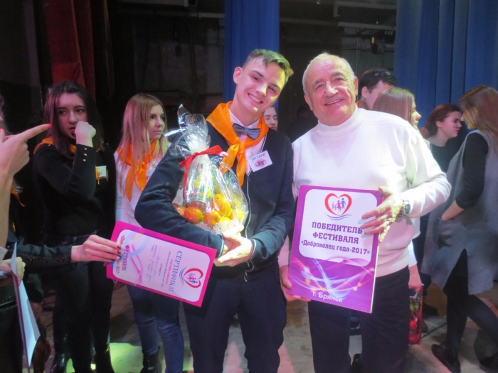 Клинцовские волонтеры привезли из Брянска диплом победителя фестиваля 