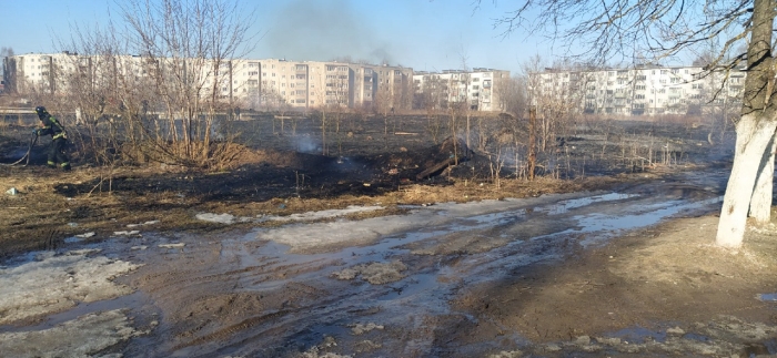В Клинцах сезон весенних палов сухой травы в самом разгаре