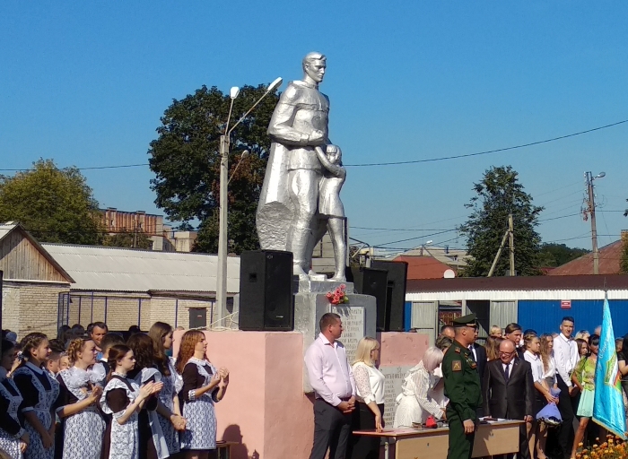 2 сентября в Клинцах прошли праздничные линейки, посвященные Дню знаний