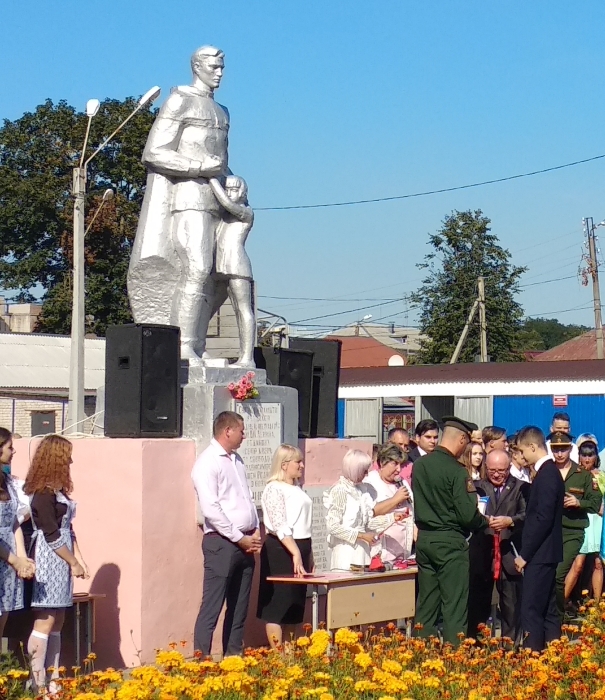 2 сентября в Клинцах прошли праздничные линейки, посвященные Дню знаний