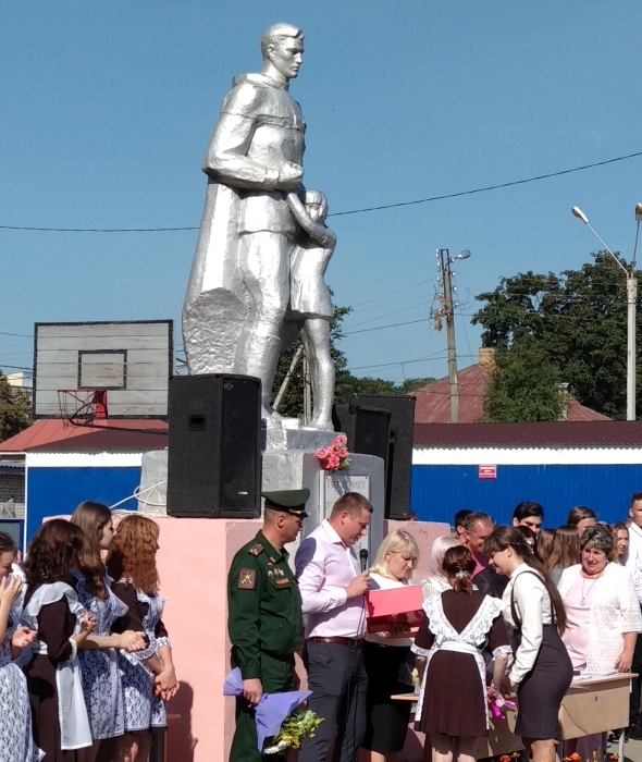 2 сентября в Клинцах прошли праздничные линейки, посвященные Дню знаний