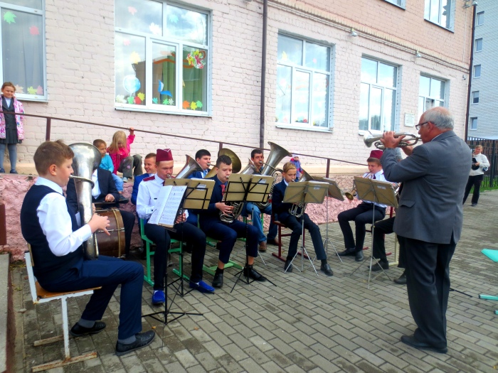 В школах Клинцов проходят торжественные линейки, посвященные 310-летию основания города