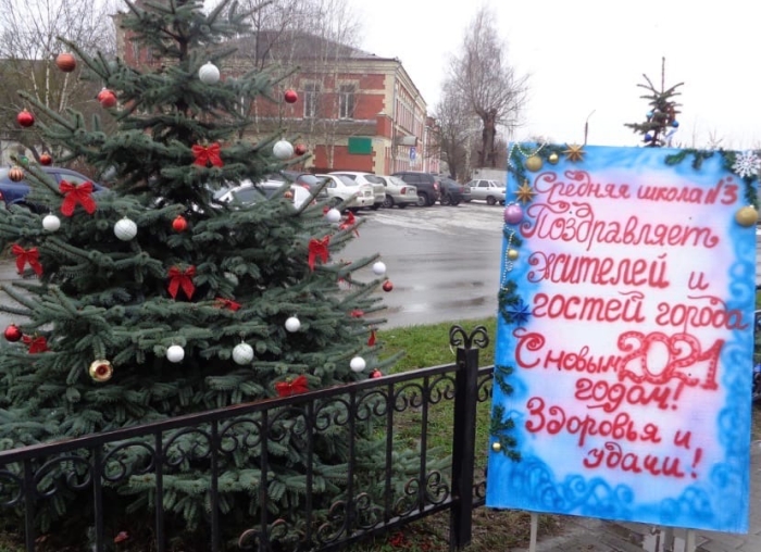 В Клинцах школьники дарят горожанам новогоднее настроение!