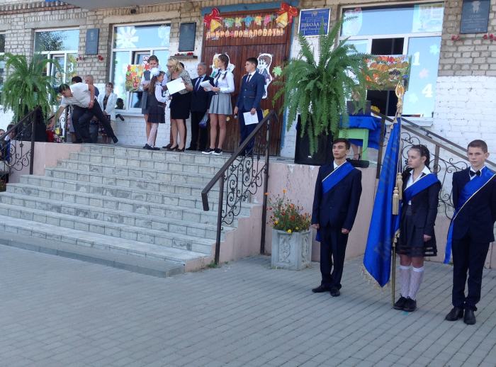 В школах города Клинцы прошли торжественные линейки, посвященные Дню знаний